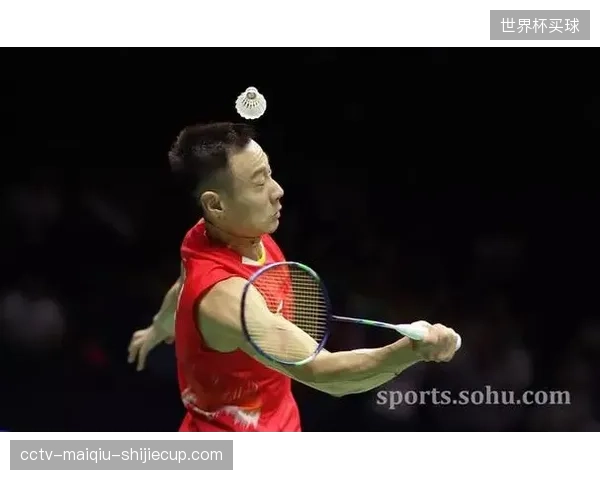 克里斯蒂安森4-4-2体系成型，紧凑三线间距压缩对手渗透空间。